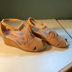 Earth brand suede sandal